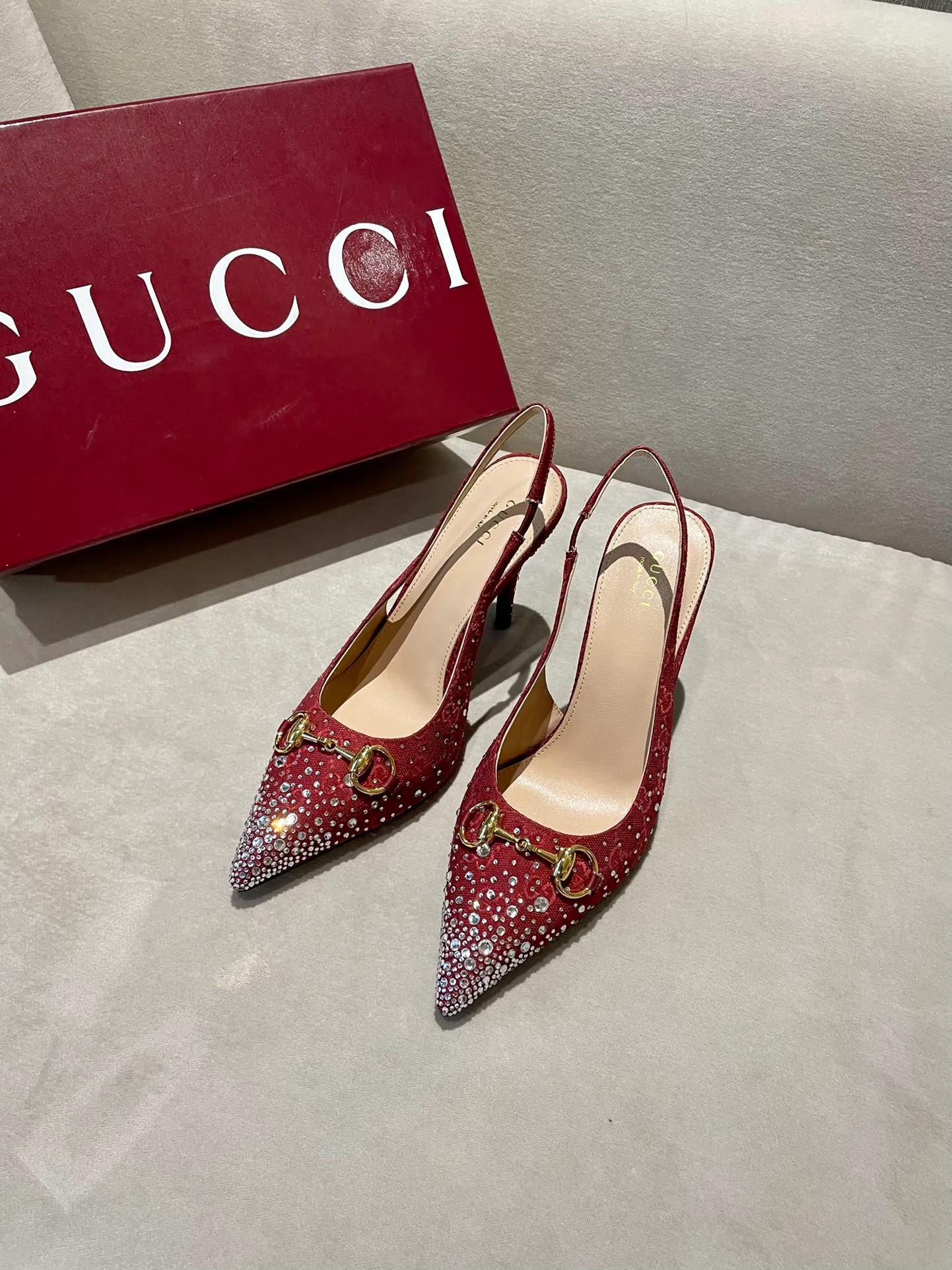 👟👟Ex-factory price 580👟👟 2024 G family’s new GUcc𝐢 horsebit pump sandals with pointed toes, elastic straps and kitten heels complement each other to create a comfortable and fitting design, and the back-lace pumps are the essence of design. Hot-drilling process Upper: Imported high-grade G G canvas Lining/foot pads: Full-grain high-grade lambskin Sole: Italian top-grade genuine leather sole Heel height: 10.5cm Fitting size: 35-42 (40/41/42 custom-made, non-refundable)